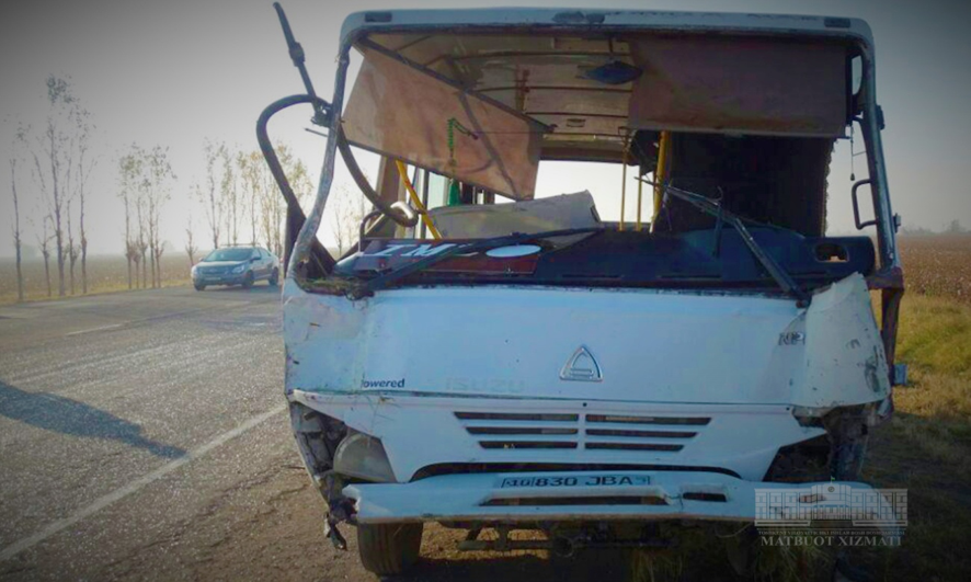В Куйчирчикском районе произошло ДТП между 2 автобусами Isuzu